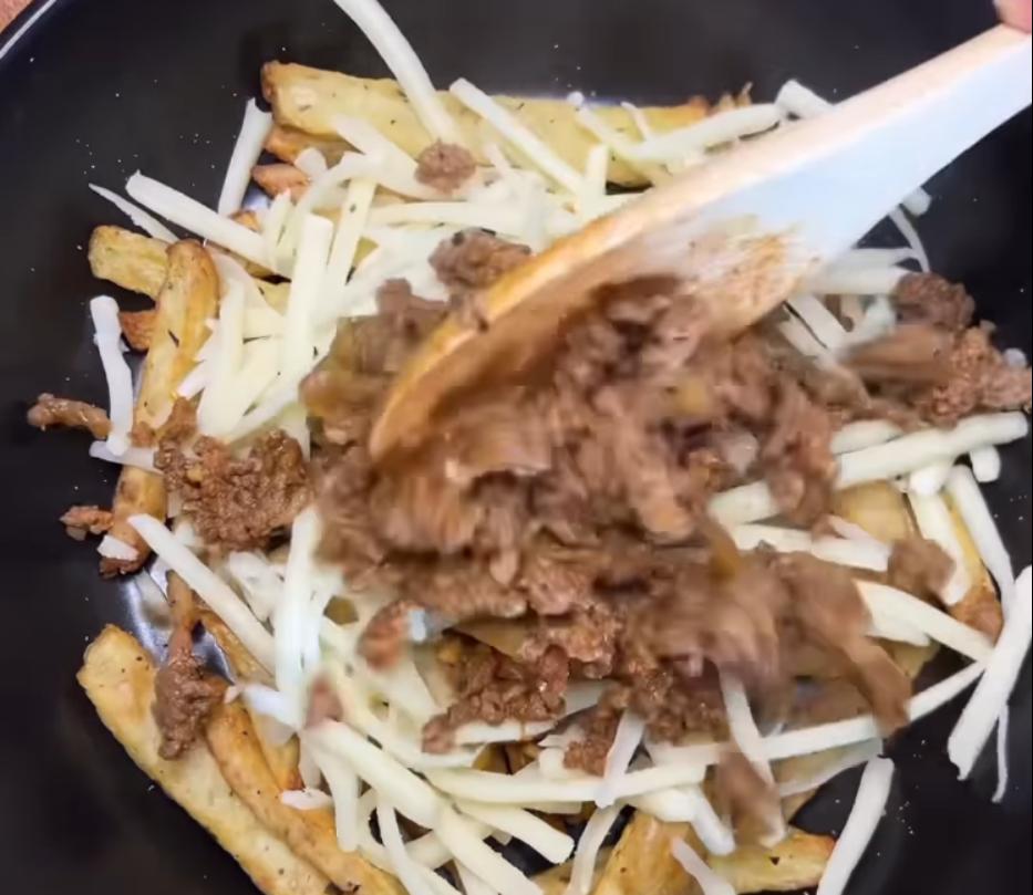 Step 5.1: Add hot beef mince on top to melt the cheese